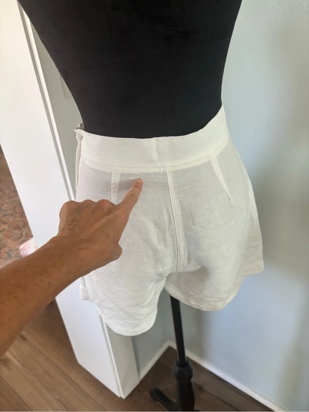 Wilfred Aritzia White High-Waist Pleated Linen-Blend Shorts size 0